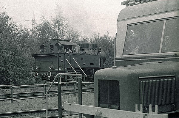 Foto:: Lok 5 Hespertalbahn + VT 2 BTh / Bochum-Dahlhausen / 23.08.19805 (Foto,Fotos,Bilder,Bild,)