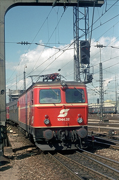 Foto:: OeBB 1044.32 / Muenchen / 13.09.1980 (Foto,Fotos,Bilder,Bild,)