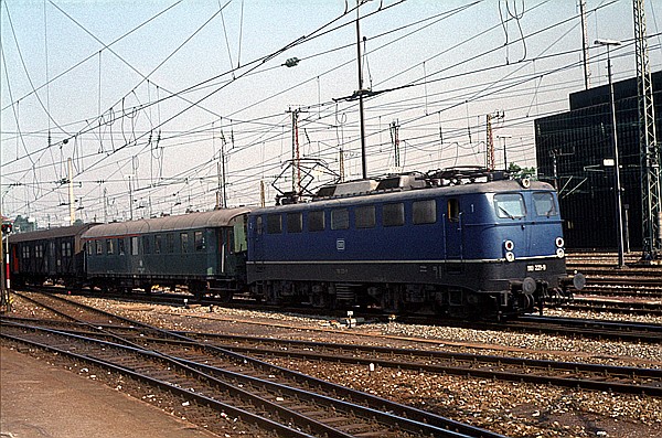 Foto:: DB 110 221-9 / Stuttgart / 19.09.1980 (Foto,Fotos,Bilder,Bild,)