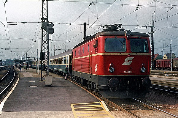 Foto:: OeBB 1044.03 / Freilassing / 27.09.1980 (Foto,Fotos,Bilder,Bild,)