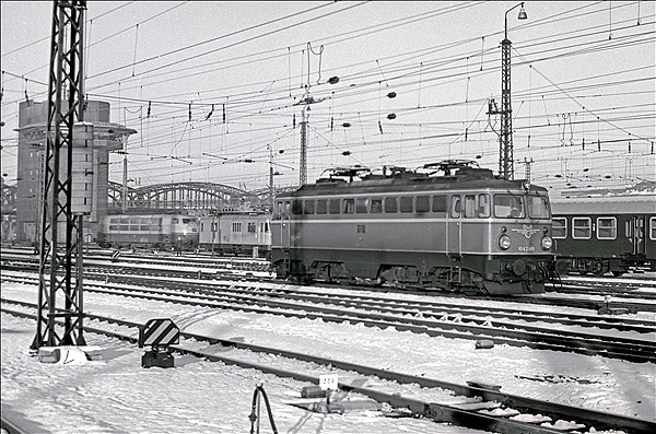 Foto:: OeBB 1042.609 / Muenchen / 31.12.1980 (Foto,Fotos,Bilder,Bild,)