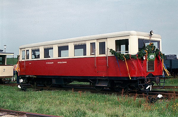 Foto:: TW 5 + Wagen 7 / Spiekeroog / 30.05.1981 (Foto,Fotos,Bilder,Bild,)