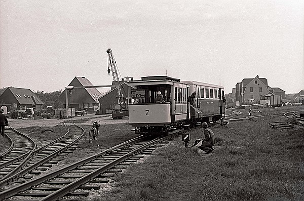 Foto:: TW 5 + Wagen 7 / Spiekeroog / 30.05.1981 (Foto,Fotos,Bilder,Bild,)