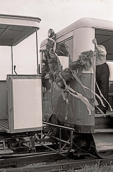 Foto:: TW 5 + Wagen 7 / Spiekeroog / 30.05.1981 (Foto,Fotos,Bilder,Bild,)