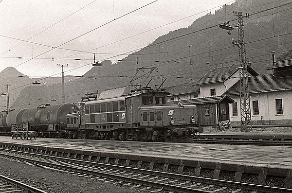 Foto:: OeBB 1020.32 / Jenbach / 04.06.1981 (Foto,Fotos,Bilder,Bild,)