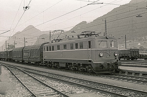 Foto:: OeBB 1010.02 / Jenbach / 06.06.1981 (Foto,Fotos,Bilder,Bild,)