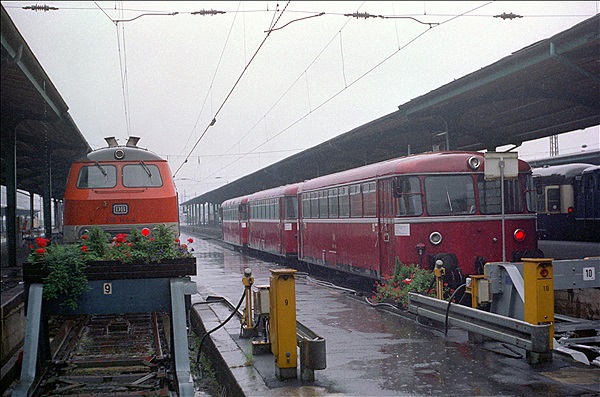 Foto:: DB 218 144-4 + DB 798/998 / Kassel Hbf / 04.07.1992 (Foto,Fotos,Bilder,Bild,)