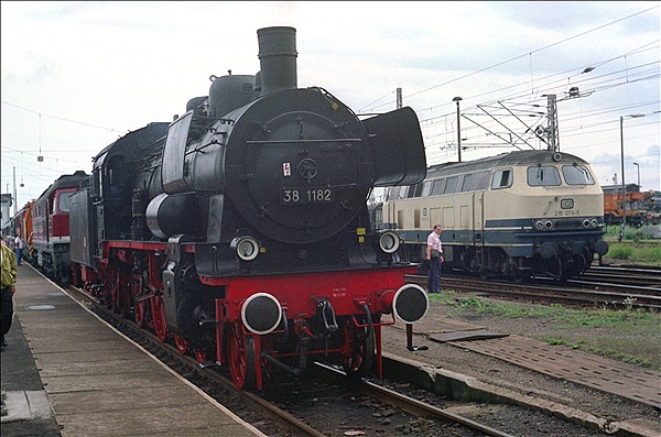 Foto:: DR 38 1182 + DB 218 074-5 / Nordhausen / 04.07.1992 (Foto,Fotos,Bilder,Bild,)