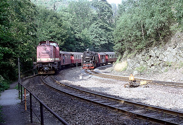 Foto:: DR 199 877-2 + DR 99 7245-6 / Eisfelder Talmuehle / 01.08.1992 (Foto,Fotos,Bilder,Bild,)
