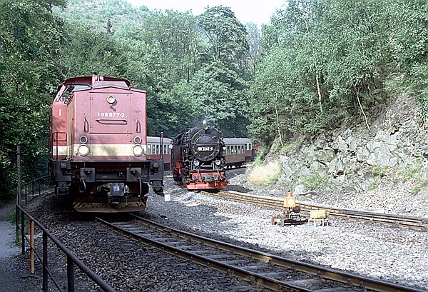 Foto:: DR 199 877-2 + DR 99 7245-6 / Eisfelder Talmuehle / 01.08.1992 (Foto,Fotos,Bilder,Bild,)