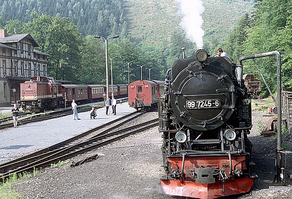 Foto:: DR 199 877-2 + DR 99 7245-6 / Eisfelder Talmuehle / 01.08.1992 (Foto,Fotos,Bilder,Bild,)