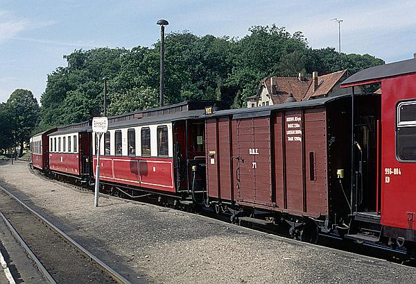 Foto:: Historische Schmalspurwagen / Bad Doberan / 26.06.1993 (Foto,Fotos,Bilder,Bild,)