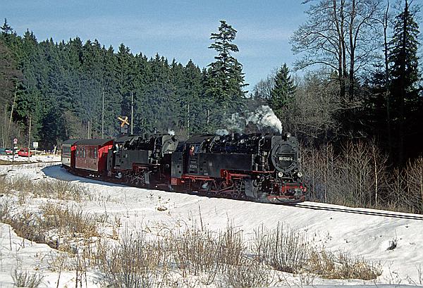 Foto:: DR 99 7246-4 + DR 99 7233-2 / Drei Annen Hohne / 08.02.1997 (Foto,Fotos,Bilder,Bild,)
