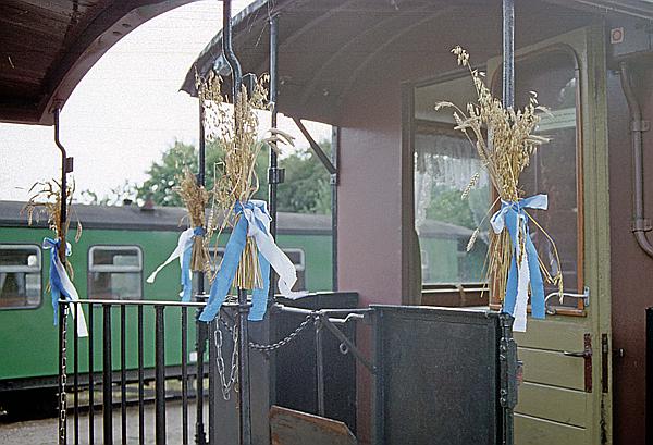 Foto:: Erntedankdekoration an Schmalspurreisezugwagen / Putbus / 20.09. (Foto,Fotos,Bilder,Bild,)