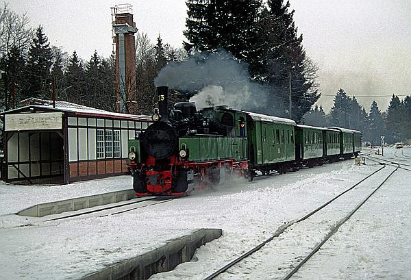 Foto:: NWE 13 - DR 99 5903-2 / Drei Annen Hohne / 06.12.1997 (Foto,Fotos,Bilder,Bild,)