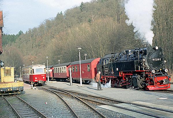 Foto:: DR 187 013-8 + DR 99 7238-1 / Alexisbad / 12.03.2002 (Foto,Fotos,Bilder,Bild,)