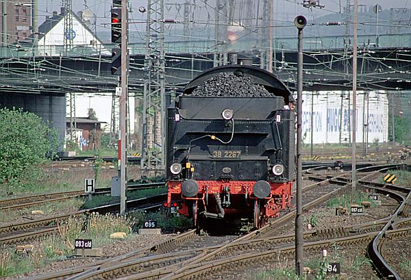 Foto:: 38 2267 / Hagen Hbf / 01.05.2005 (Foto,Fotos,Bilder,Bild,)