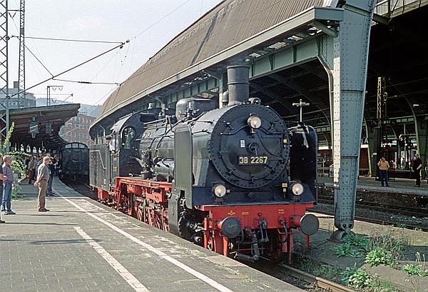 Foto:: 38 2267 / Hagen Hbf / 01.05.2005 (Foto,Fotos,Bilder,Bild,)
