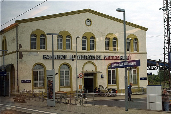 Foto:: Bahnhofsschild / Wittenberg  / 06.06.2009 (Foto,Fotos,Bilder,Bild,)