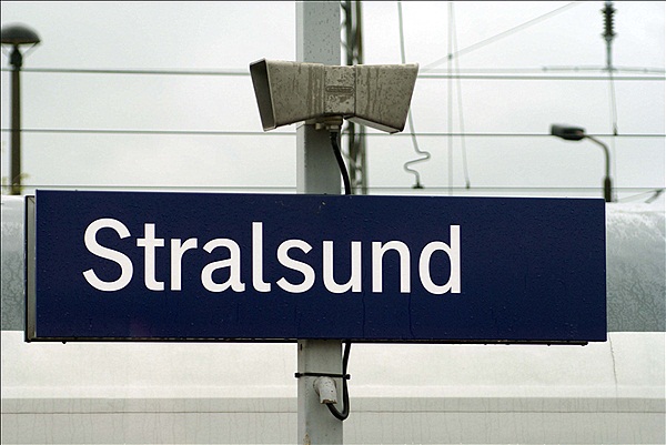 Foto:: Bahnhofsschild / Stralsund / 07.06.2009 (Foto,Fotos,Bilder,Bild,)