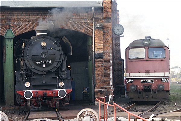 Foto:: DR 44 1486-8 und DR 120 366-0 / Stassfurt / 28.09.2012 (Foto,Fotos,Bilder,Bild,)