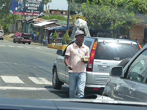 Foto:: Strassenverkaeufer / Santo Domingo / 11.06.2014 (Foto,Fotos,Bilder,Bild,)