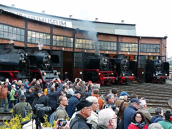 Foto:: 01 1066 + 35 1097-1 + 001 180-9 + 01 2066-7 + 01 2137-6 / Dresden / 17.04.2015 (Foto,Fotos,Bilder,Bild,)