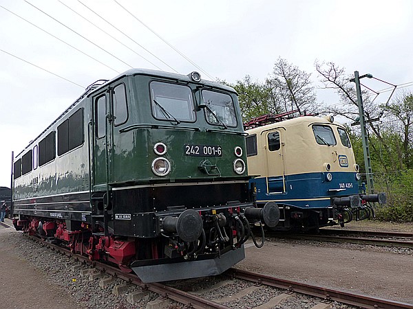 Foto:: DR 242 001-6 + DB 140 423-5 / Bochum-Dahlhausen / 01.05.2017 (Foto,Fotos,Bilder,Bild,)