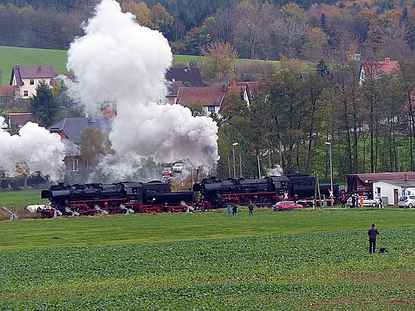 Foto:: DR 52 8079-7 + DR 52 1360-8 / Oberrohn / 28.10.2017 (Foto,Fotos,Bilder,Bild,)