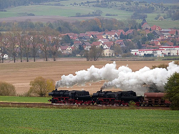 Foto:: DR 52 8079-7 + DR 52 1360-8 / Oberrohn / 28.10.2017 (Foto,Fotos,Bilder,Bild,)