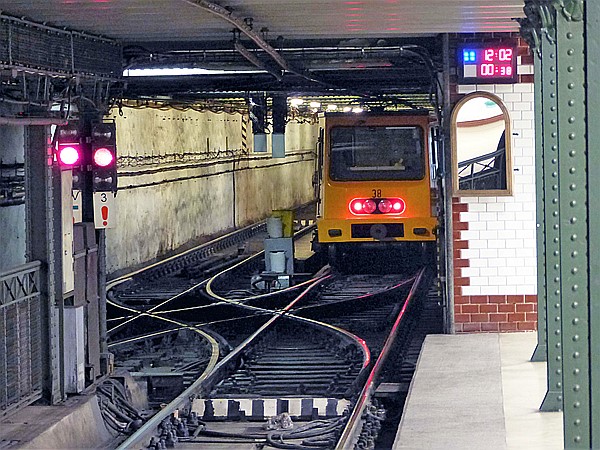 Foto:: U-Bahn / Budapest 20.08.2018 (Foto,Fotos,Bilder,Bild,)