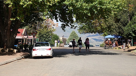 Foto:: Touristenort / Clarens / 06.04.2023 (Foto,Fotos,Bilder,Bild,)