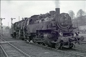 Foto SP_1010_00033: DR 86 1775-5 + DR 58 2051-9 / Aue / 30.12. 1975