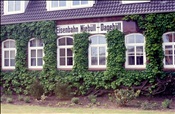 Foto SP_1985_06109: Bahngebaeude / Niebuell / Juni 1985